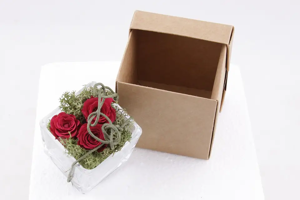 Рози консервирани в стъкло, подаръчна кутия